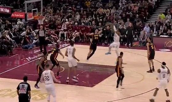 世界杯直播-米切尔遭遇贴防连续转身后仰中投命中，4中4得分已上双