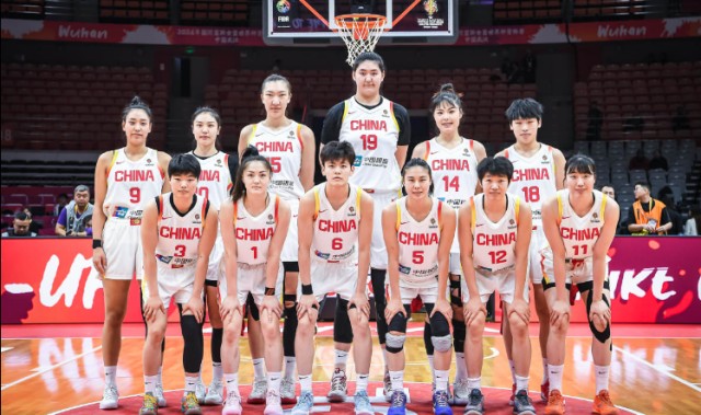 世界杯直播-中国女篮半场领先南苏丹10分：张子宇8分 李月汝2分3犯规低迷